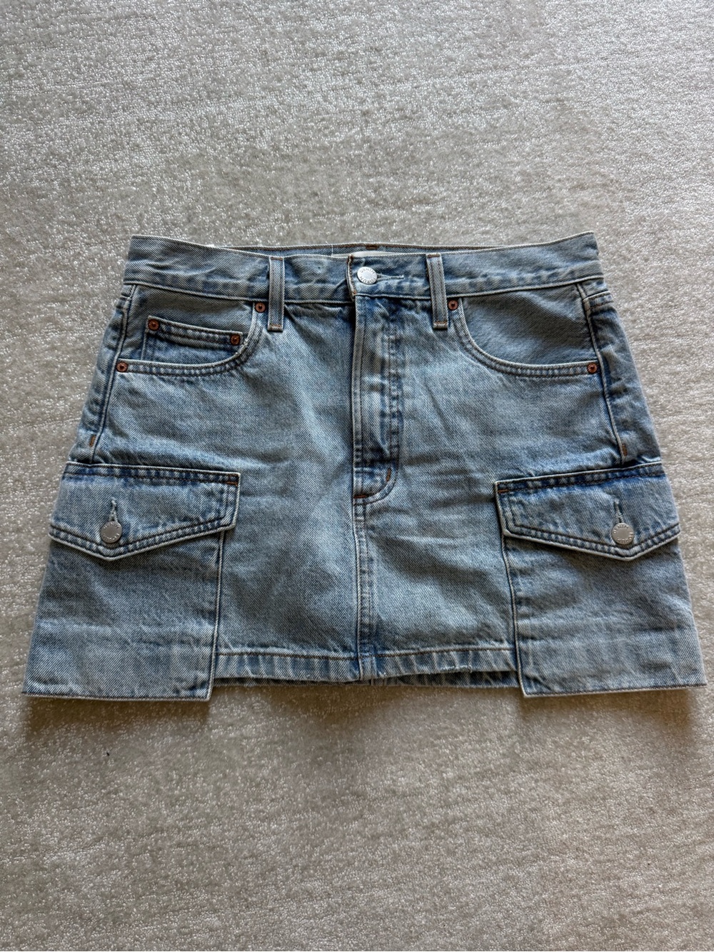 Aritzia | The 90s Mid-Rise Cargo Mini Skirt